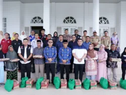 Peduli Korban Banjir Di Takalar, Pj. Bupati Dampingi Pj. Gubernur Sulsel Serahkan Bantuan