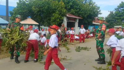 Koramil 1426-01/Polut Ajak Siswa Siswi SDN 126 Pa’rappunganta Kerja Bakti Bersihkan Selokan Dan Bahu Jalan