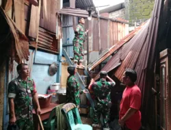 Personel Koramil 1426-06/Mapsu Diterjunkan Bantu Perbaiki Rumah Warga Pasca Bencana Angin Kencang