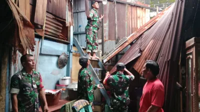 Personel Koramil 1426-06/Mapsu Diterjunkan Bantu Perbaiki Rumah Warga Pasca Bencana Angin Kencang