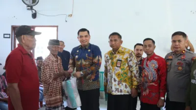 Pj. Bupati Takalar Serahkan Bantuan Sembako Kepada Masyarakat Miskin Ekstrem