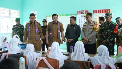 Pj. Gubernur Sulawesi Selatan Didampingi Pj. Bupati Takalar Tinjau Langsung Pemberian Makan Bergizi Gratis di SD Pa’rappunganta