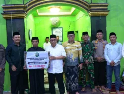 Safari Ramadhan : Pemda Takalar Serahkan Bantuan Dana Hibah Untuk Masjid di Desa Topejawa