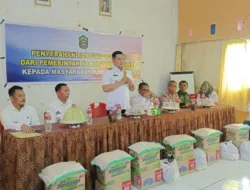 Pj. Bupati Takalar Serahkan Bantuan Sembako Bagi Masyarakat Miskin Ekstrem di Kecamatan Sanrobone dan Galsel