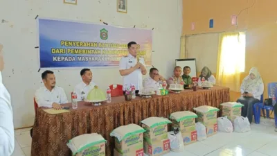 Pj. Bupati Takalar Serahkan Bantuan Sembako Bagi Masyarakat Miskin Ekstrem di Kecamatan Sanrobone dan Galsel