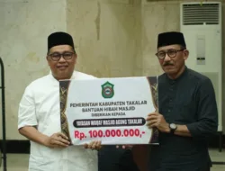 Bupati Daeng Manye Serahkan Bantuan Hibah Rp100 Juta untuk Masjid Agung Takalar