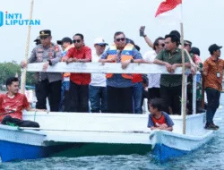 Bupati Takalar Bagikan Bendera Merah Putih Sekaligus Lepas Pawai Perahu