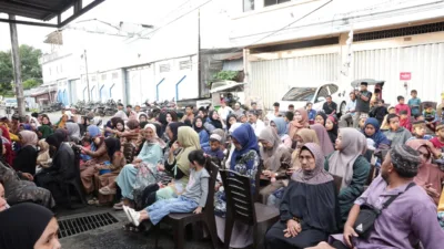 Ajak Warga Bukber di Rujab, Kapolres Gowa Borong Bakso dan Nasi Goreng UMKM