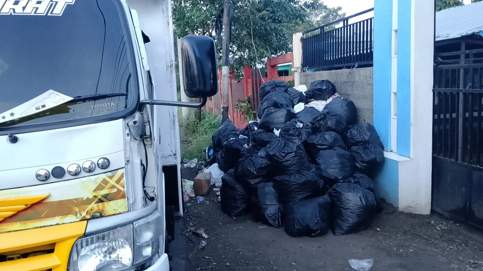 Tumpukan sampah menggunung di pinggir Jalan Bonto Biraeng, Kelurahan Barombong, Makassar, yang akhirnya diangkut setelah viral di media sosial akibat keluhan warga.