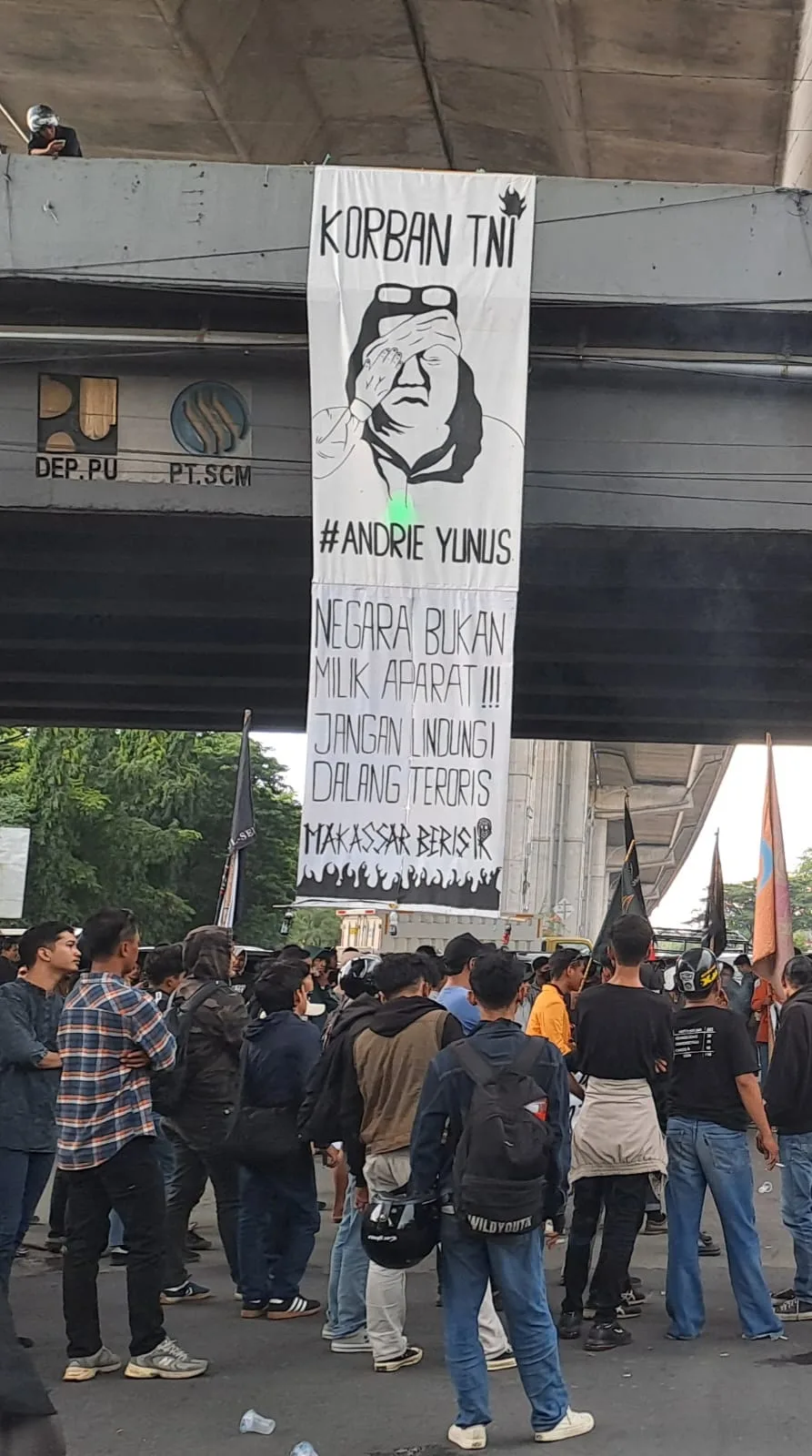 Aksi massa Gerakan Makassar Berisik di bawah Fly Over Makassar menuntut keadilan terkait kasus penyiraman air keras aktivis KontraS, Andrie Yunus. Demonstran membentangkan spanduk berisi desakan kepada pemerintah dan aparat penegak hukum untuk mengusut tuntas dalang kekerasan terhadap pejuang HAM secara transparan di pengadilan sipil guna memastikan penegakan hukum yang adil tanpa adanya intervensi pihak manapun.