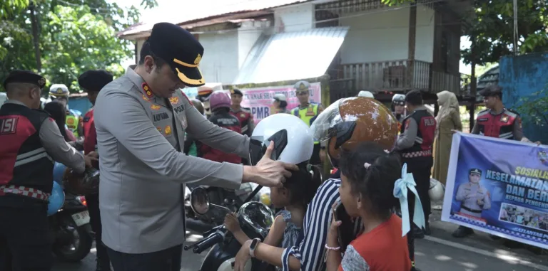 Kapolres Gowa Bersama Kasat Lantas Bagikan 150 Helm Gratis Di Depan Kantor Perkimtan, Aldy Sulaeman: Jangan Melanggar Lagi