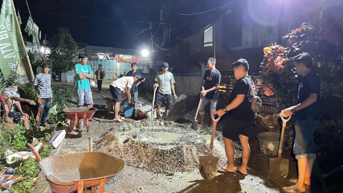 Warga Bissoloro Gowa Swadaya Perbaiki Jalan Rusak Tanpa Anggaran Negara