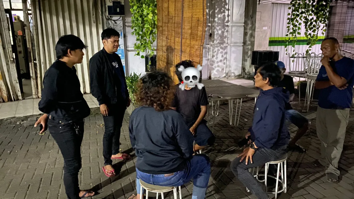 Polisi mengamankan Pelaku Curat di Makassar beserta barang bukti ponsel hasil curian.