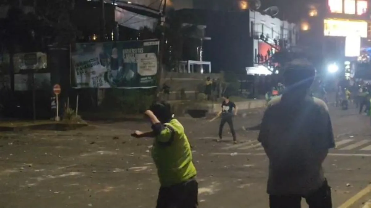 Aksi Peringati 30 Tahun Amarah, Mahasiswa UMI dengan Ojol Bentrok di Jalan Urip Sumoharjo Makassar