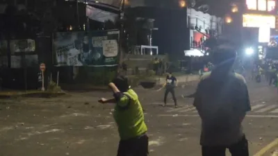 Aksi Peringati 30 Tahun Amarah, Mahasiswa UMI dengan Ojol Bentrok di Jalan Urip Sumoharjo Makassar