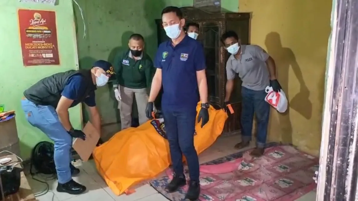Tim Inafis Polres Gowa bersama Tim DVI Biddokkes Polda Sulsel melakukan olah TKP setelah Warga Temukan Wanita 57 Tahun Tewas di dalam rumah kontrakan Jalan Swadaya Gowa.