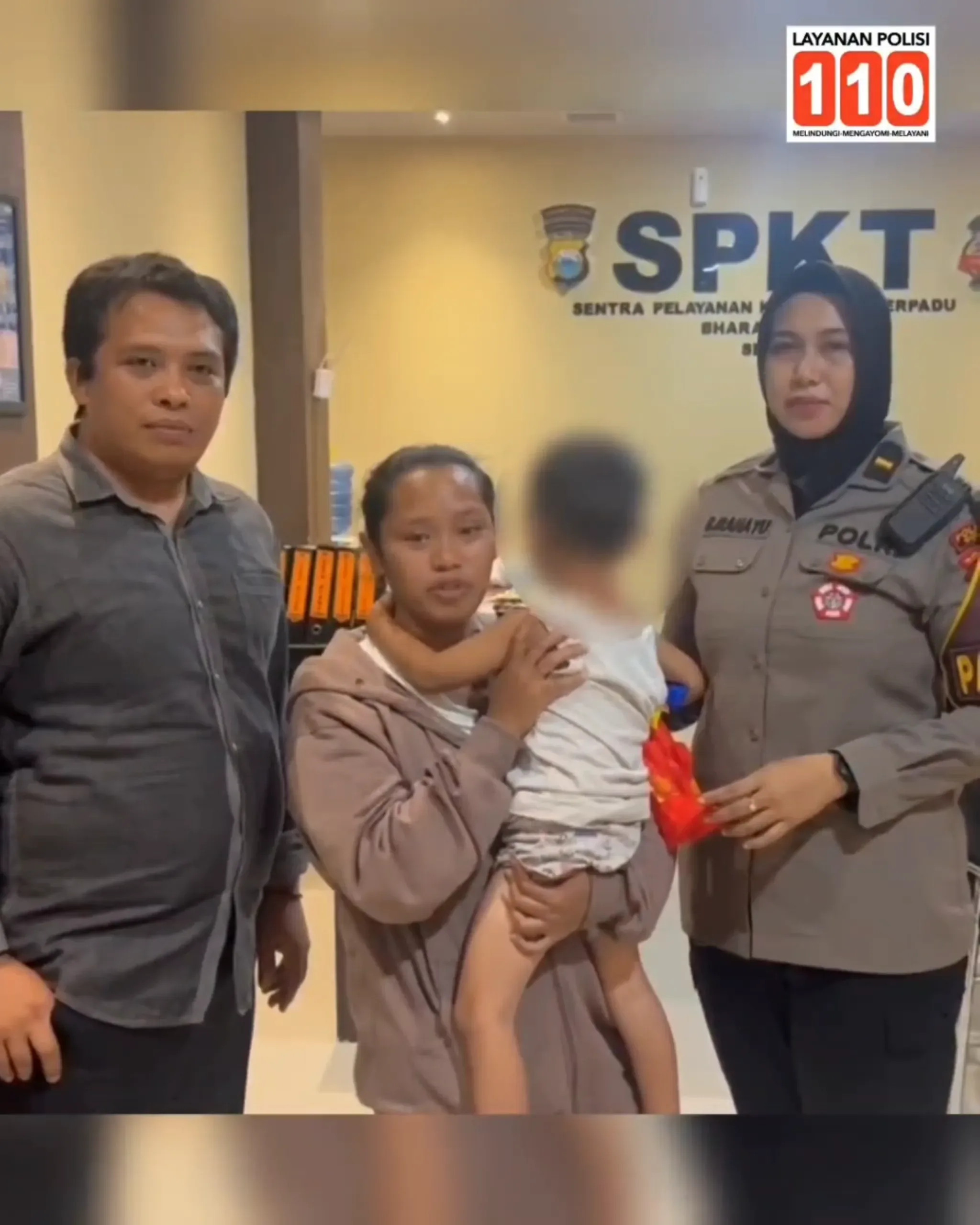 Warga Lapor Ke layanan Call Center 110 Karena Temukan Anak Hilang, Polres Gowa Gerak Cepat hingga Anak Kembali ke Orang Tua 1 Polres Gowa menyerahkan anak yang ditemukan warga kepada pihak keluarga.