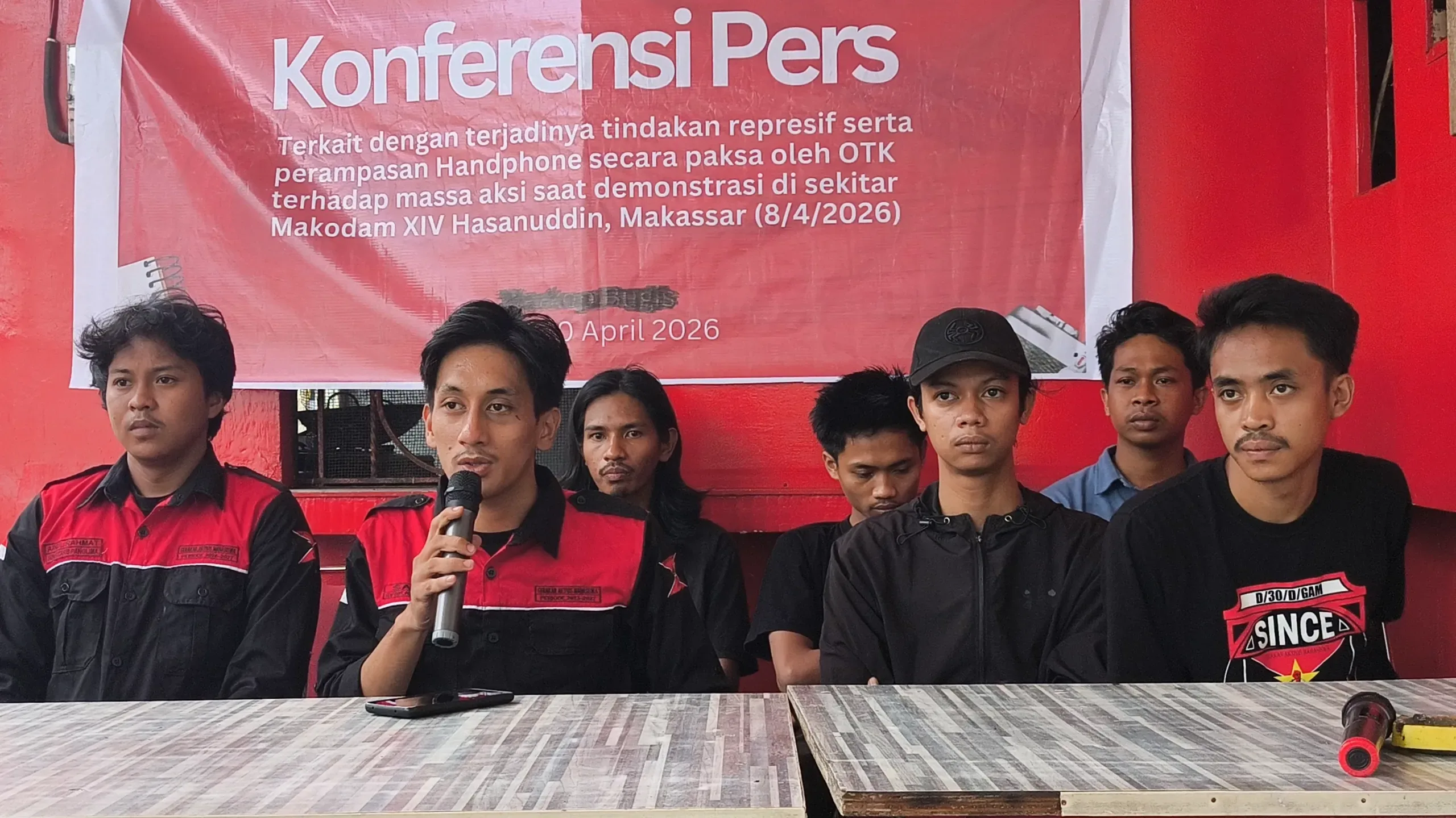 Selain Mendapat Tindakan Represif, Panglima GAM Ungkap Ada OTK Yang Rampas HP Anggotanya 1 Panglima GAM Fajar Wasis memberikan keterangan terkait insiden OTK Yang Rampas HP Anggotanya berupa iPhone 11 Pro Max saat aksi unjuk rasa di Makodam Hasanuddin Makassar yang berujung ricuh dan represif pada 9 April 2026.