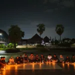 Malam Renungan Buruh di Gowa Jelang May Day, Polisi dan Serikat buruh bakar Lilin Halaman Rumah Istana Balla Lompoa