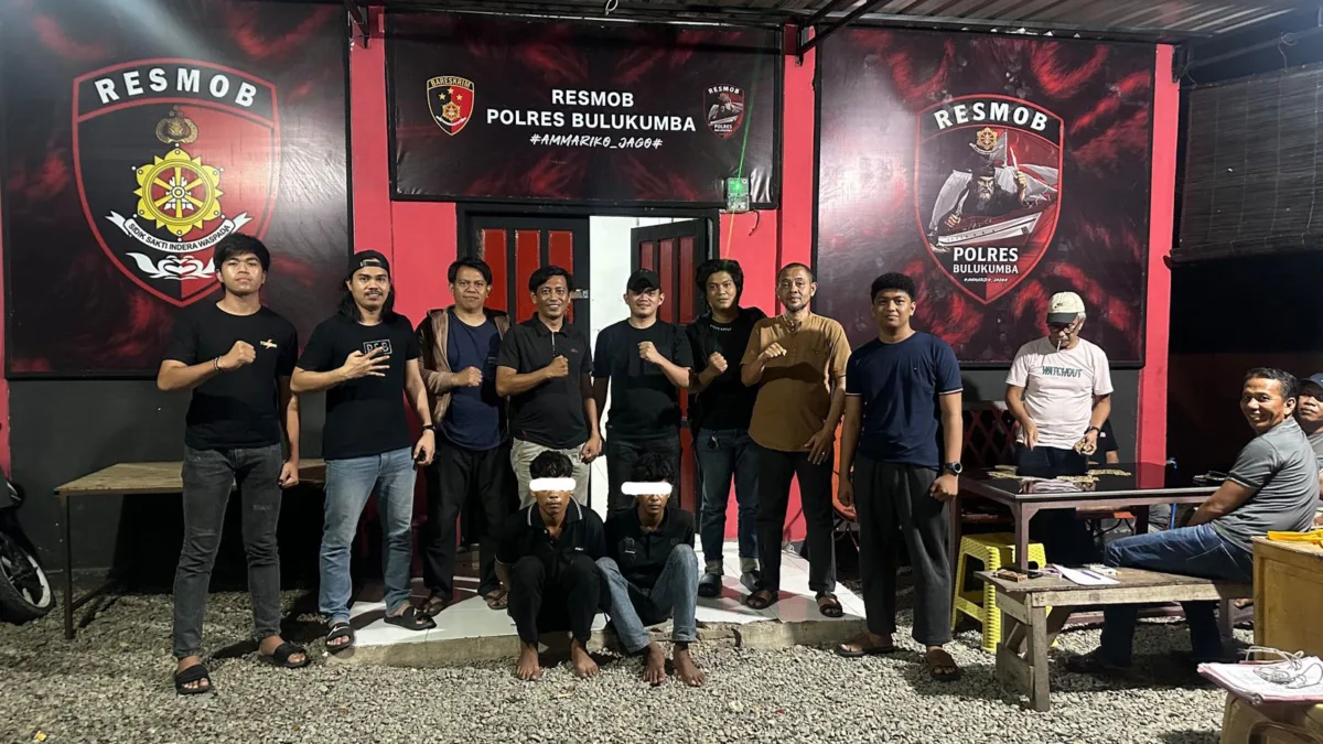 Polisi juga mengamankan barang bukti sepeda motor Honda CRF hasil curian lintas daerah yang melibatkan wilayah Selayar dan Makassar pada April 2026.