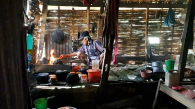 Miris, Lansia Sebatang Kara di Gowa Bertahan Hidup di Rumah Reyot, Berbagi Ruang dengan Ayam