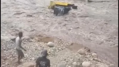 Viral, Truk Pengangkut Pasir Hanyut Dilokasi Tambang Galian C di Sungai Jeneberang