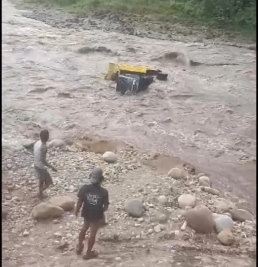 Viral, Truk Pengangkut Pasir Hanyut Dilokasi Tambang Galian C di Sungai Jeneberang 1 IMG 20260521 WA0031