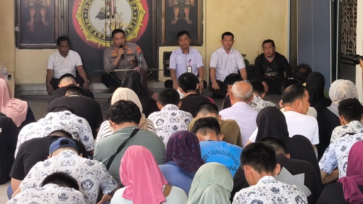 Pelajar SMP di Gowa Bawa Sajam.