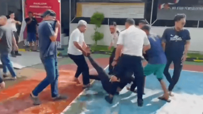 Demo Ricuh di Lapas Bolangi Gowa, Pendemo dan Pegawai Lapas Baku Hantam 2 spc 20260526 004127