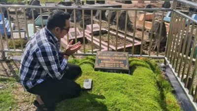 Tangkapan layar foto viral memperlihatkan sosok Khairul Aco saat duduk bersimpuh dan berziarah di antara makam anak dan kedua mertuanya di Kecamatan Bontonompo pasca-menghadiri agenda Sidang Pansus Hak Angket Gowa.