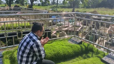 Beredar Foto Khairul Aco Berdoa di Makam Anak dan Mertuanya, Bikin Netizen Banjir Air Mata