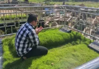 Beredar Foto Khairul Aco Berdoa di Makam Anak dan Mertuanya, Bikin Netizen Banjir Air Mata