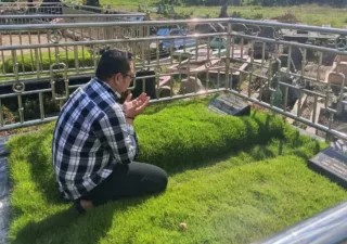 Beredar Foto Khairul Aco Berdoa di Makam Anak dan Mertuanya, Bikin Netizen Banjir Air Mata