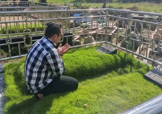 Beredar Foto Khairul Aco Berdoa di Makam Anak dan Mertuanya, Bikin Netizen Banjir Air Mata