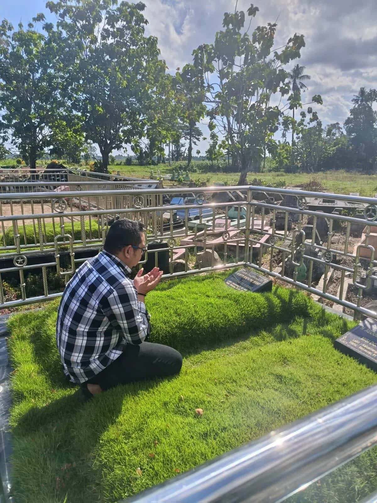 Menyayat hati, unggahan foto ziarah kubur Khairul Aco pasca-memberikan kesaksian di gedung DPRD Gowa memicu simpati dan doa dari ribuan warganet.
