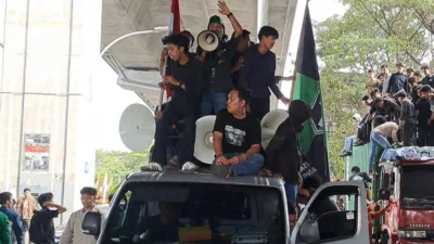 Sandera Mobil di Pettarani, Badko HMI Sulsel Tuntut Evaluasi Pemerintahan Prabowo-Gibran Imbas Rupiah Anjlok