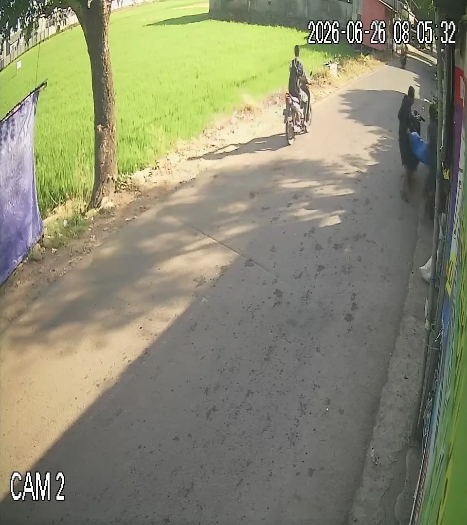 Tangkapan layar rekaman video CCTV saat pelaku melancarkan modus penipuan berkedok belanjaan bahan kue dodoro di kawasan Kelurahan Barombong, Makassar.