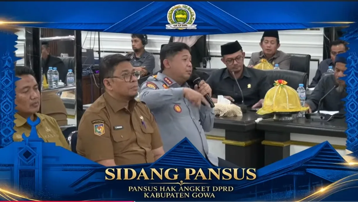Mantan Kepala Inspektorat Gowa Agus Harahap saat memberikan kesaksian tertulis di hadapan jajaran Pansus Hak Angket DPRD Gowa terkait Skandal Beasiswa S3 Gowa pada Senin (22/6/2026).