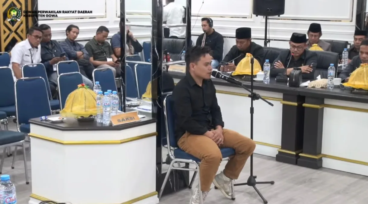Berikan keterangan berbelit-belit, Pansus Hak Angket DPRD Gowa desak saksi Saharudin segera serahkan bukti nota keuangan pengadaan seragam gratis.