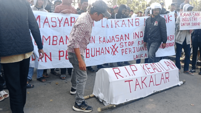 Bawa Keranda Mayat Buat Bupati dan DPRD Takalar, Ratusan Warga Laikang Kembali Demo Tolak Kawasan Industri dan Proyek PSN