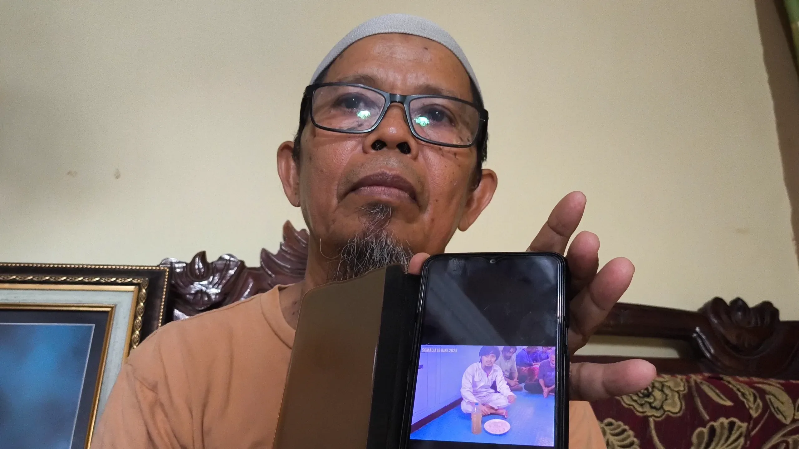 Genap Dua Bulan Disandera Perompak Somalia, Keluarga Pelaut Indonesia Desak Pemerintah Serius Bertindak 1 Berharap mukjizat, Syamsuddin Dg Ngawing cemas menanti kepastian nasib anaknya dalam tragedi Pelaut Indonesia Disandera Perompak Somalia.
