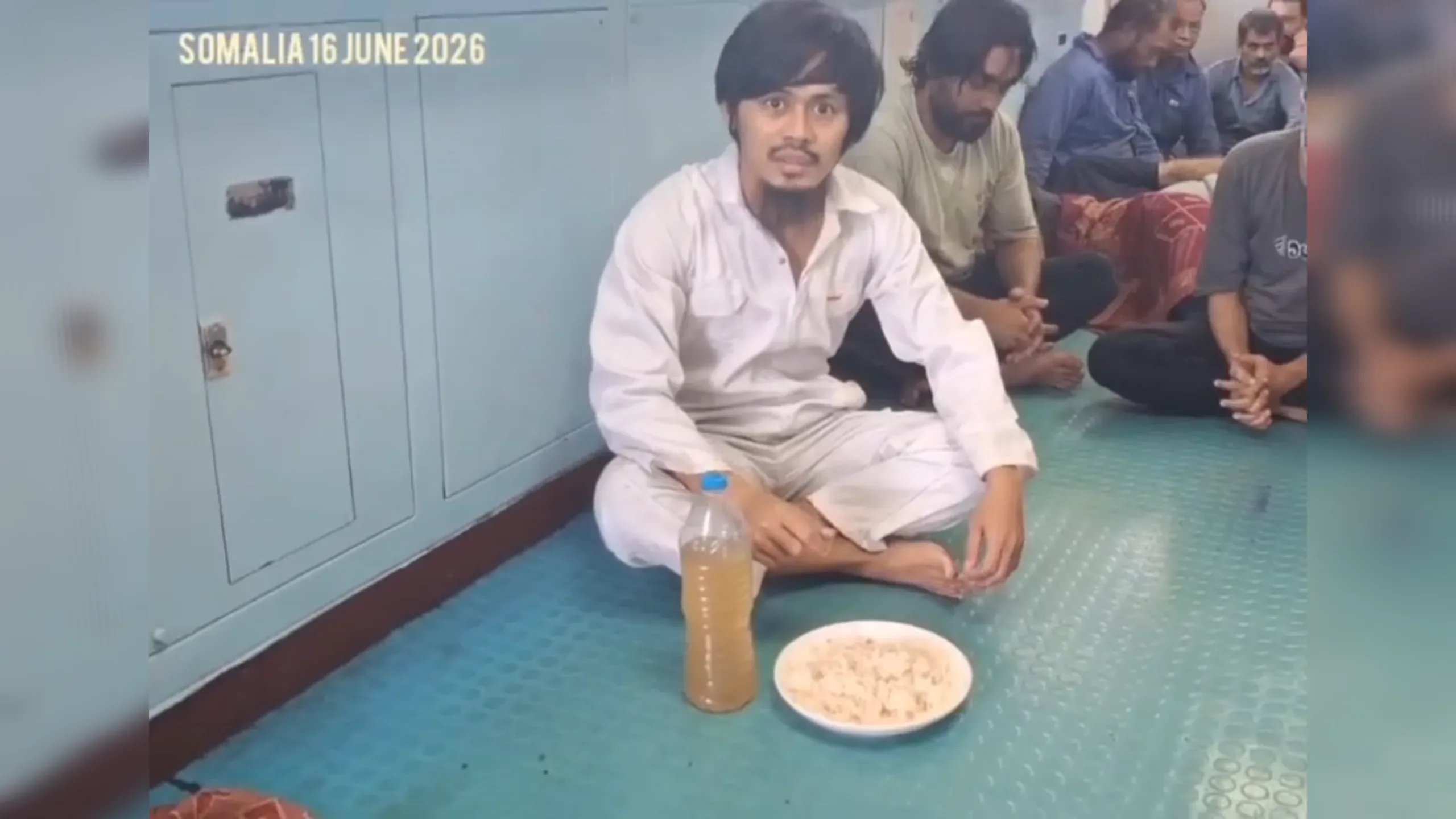 Video memperlihatkan kru minum air keruh dan menderita infeksi di bawah ancaman perompak Somalia.
