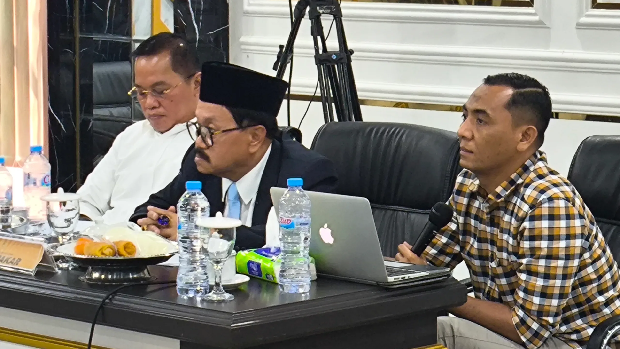 saat para pakar hukum Unhas memberikan keterangan ahli mengenai legalitas dan landasan konstitusional penggunaan hak angket.