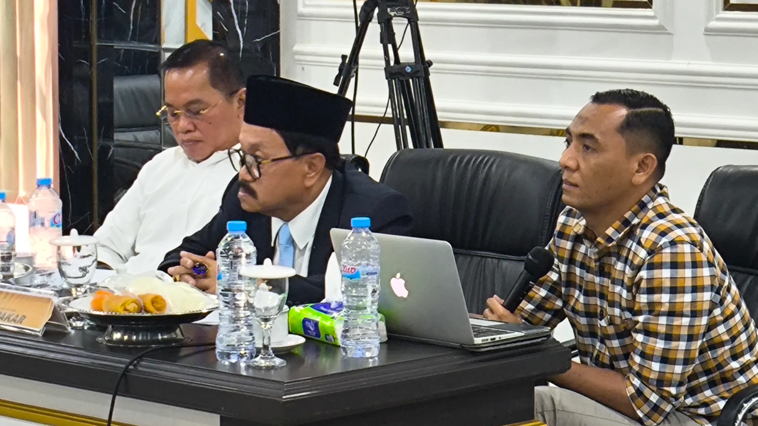 saat para pakar hukum Unhas memberikan keterangan ahli mengenai legalitas dan landasan konstitusional penggunaan hak angket.