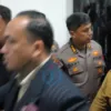 Husniah Talenrang didampingi Kuasa Hukumnya keluar dari ruang sidang pansus hak angket DPRD Gowa.