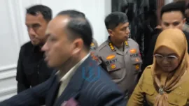 Husniah Talenrang didampingi Kuasa Hukumnya keluar dari ruang sidang pansus hak angket DPRD Gowa.