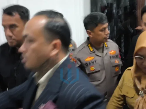 Husniah Talenrang didampingi Kuasa Hukumnya keluar dari ruang sidang pansus hak angket DPRD Gowa.