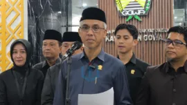 Kasim Sila, Ketua Pansus Hak Angket membacakan hasil rapat Internal sikap Bupati Gowa yang walk out dari ruang sidang Pansus DPRD Gowa.