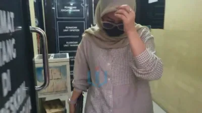 Rahmi Palanna Alia Oma keluar dari ruang penyidik Tipikor Satreskrim Polresta Gowa.