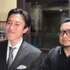 Sangun Ragahdo Yosodiningrat dampingi Khairul Aco Mantan suami Husniah Talenrang melapor ke Polda Sulsel terkait dugaan kesaksian palsu di pengadilan agama yang di lakukan Bupati Gowa dan dua orang terdekatnya dalam sidang perceraiannya.